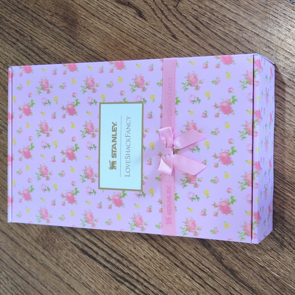 BOX Stanley x LoveShackFancy Quencher H2.0 FlowState Tumbler - Picture 2 of 5